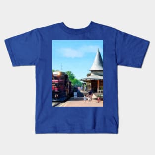 Trains - Catching the Train Kids T-Shirt